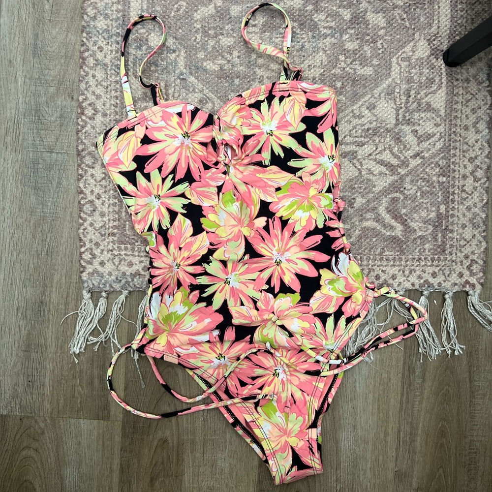 NWT CELEBRITY PINK SWIMSUIT!